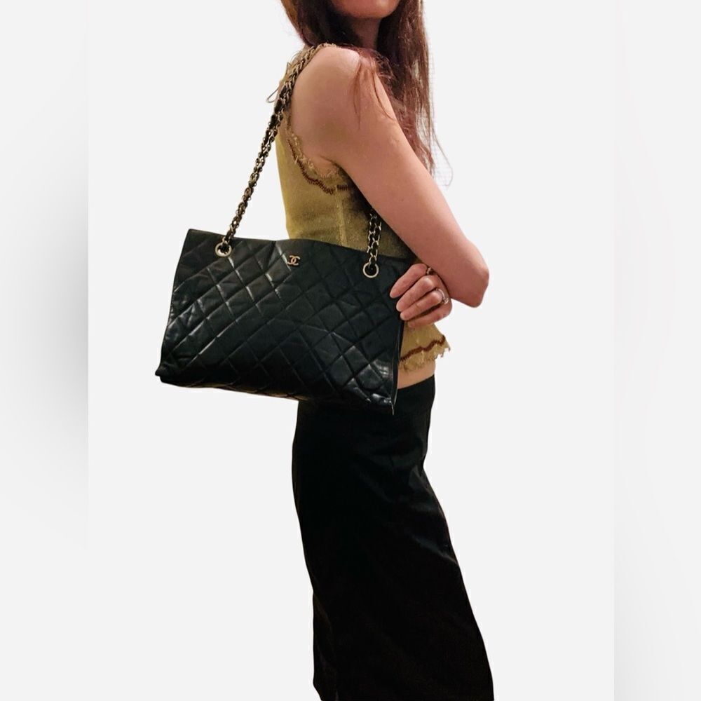 CHANEL Black Quilted Leather Shoulder Bag